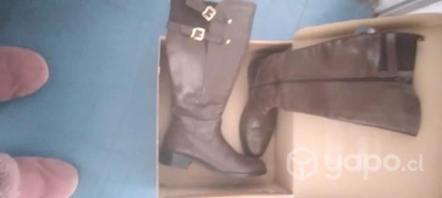 Botas de cuero color café.