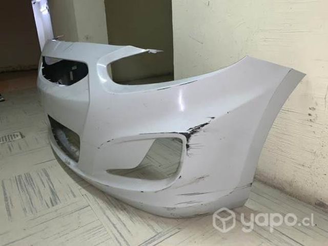 Parachoques Hyundai accent hutch back con detalle