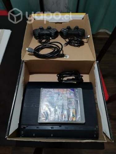 Play station 3 chipeada más dos controles