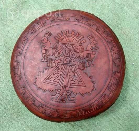 Antiguo puff de cuero labrado con deidades mayas