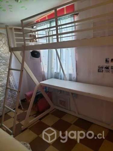 Cama con escritorio.