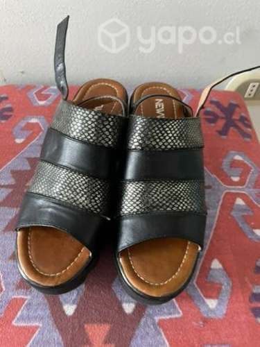 Sandalia PU negra con dorado talla 35