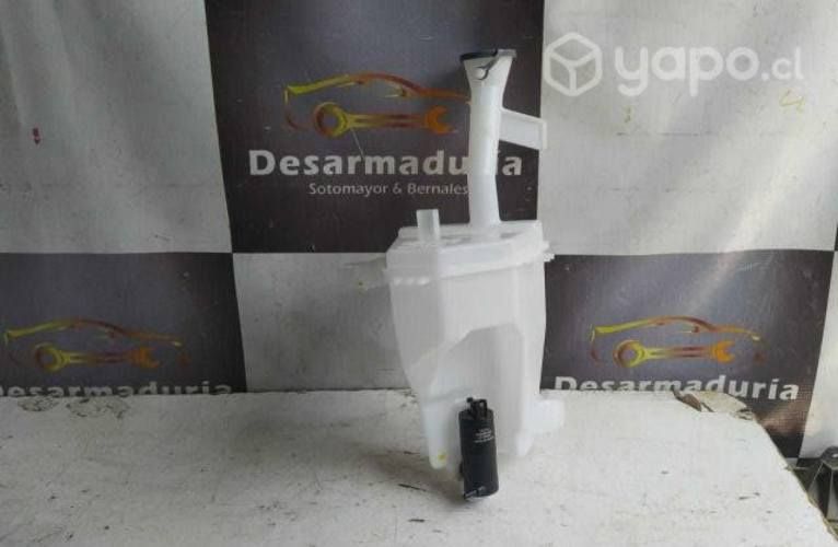 Depósito limpiaparabrisas versa 2020 a 2023. 2.1