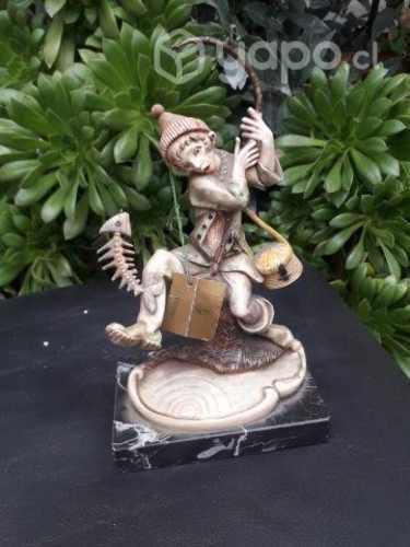 Figura italiana fontanini base en marmol carrara