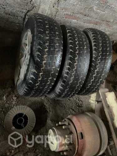 Llanta con neumáticos de camioneta Mitsubishi