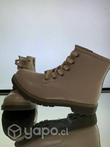 Botas marca YUMP talla 33