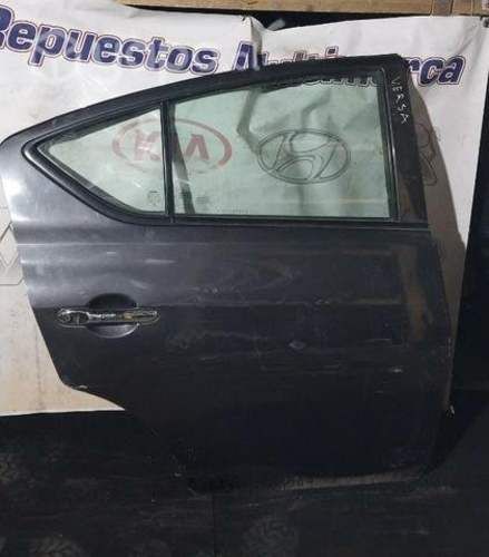Puerta trasera derecha Nissan Versa completa