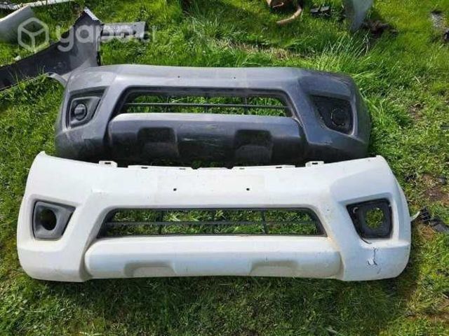 Parachoque delantero de nissan np300 original soi