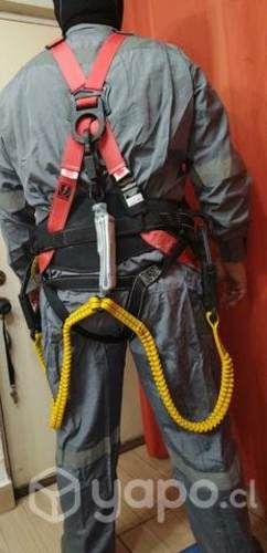 Arnés de seguridad dialéctrico con cola