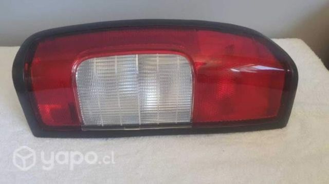 Foco trasero nissan terrano año 2013