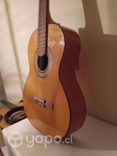 Guitarra electroacústica marca VIÑUELA