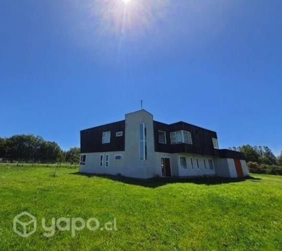 Propiedad con hermosa casa moderna