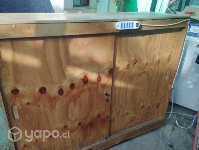 Mesón de atención y vitrina de exhibicion