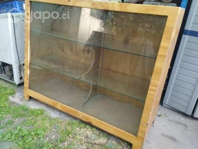 Mesón de atención y vitrina de exhibicion