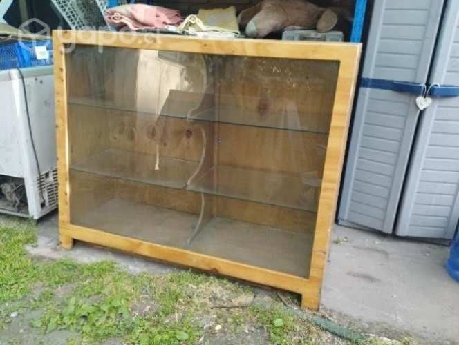 Mesón de atención y vitrina de exhibicion