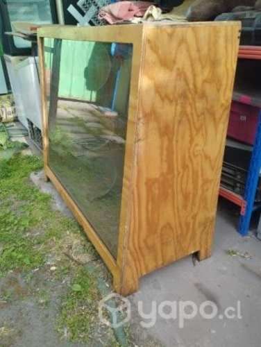 Mesón de atención y vitrina de exhibicion