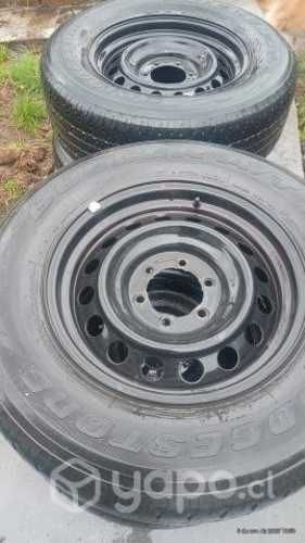 Se vende 4 llantas con Neumáticos de Toyota Hilux