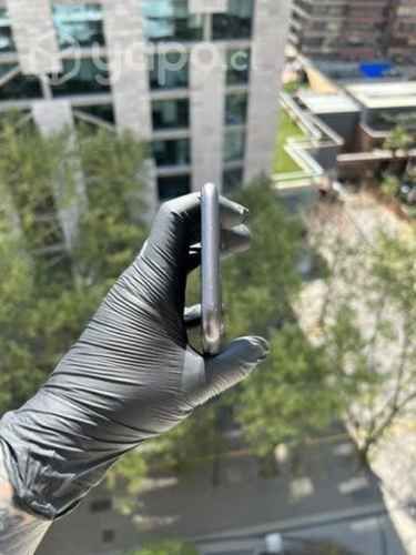 IPhone 11 negro, seminuevo en caja.