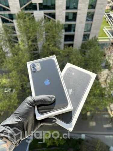 IPhone 11 negro, seminuevo en caja.