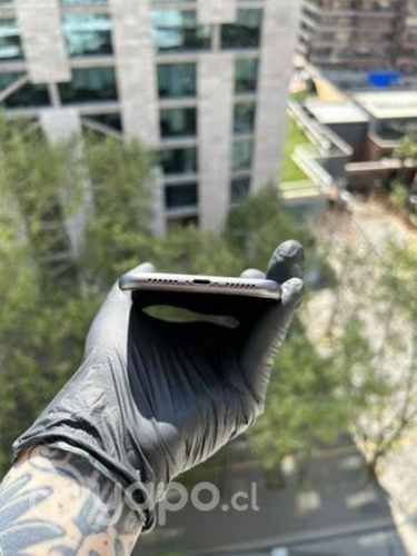 IPhone 11 negro, seminuevo en caja.