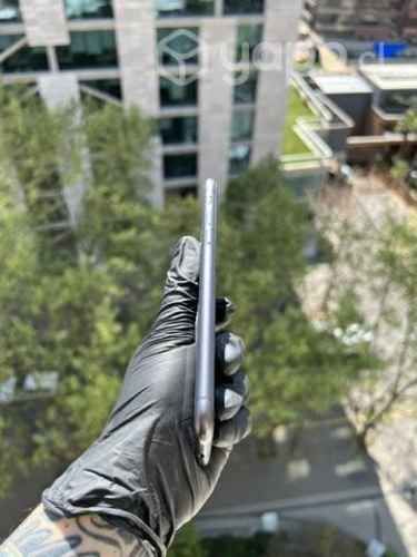 IPhone 11 negro, seminuevo en caja.