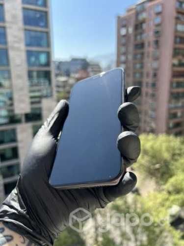IPhone 11 negro, seminuevo en caja.