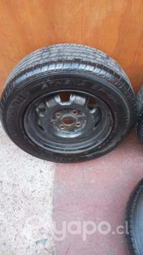 Aro con neumáticos