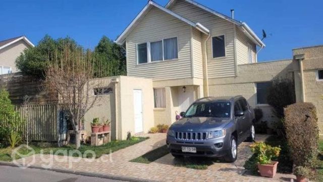 Casa con amplio jardin, en condominio cerrado