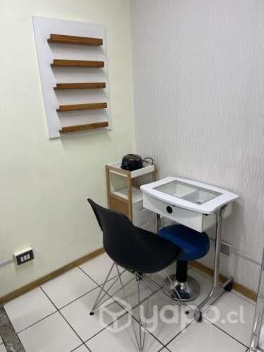 Mesa, 2 sillas y mueble organizador de manicurista