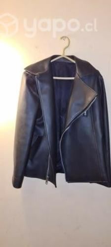 Chaqueta cuerina negra usada $conversable