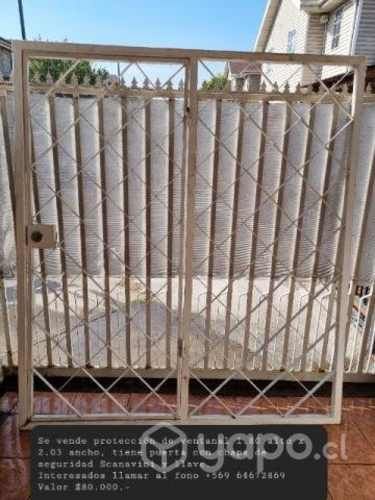 Protección de ventanal con puerta y chapa