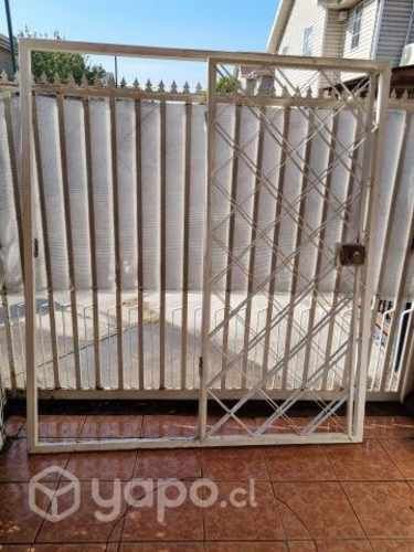 Protección de ventanal con puerta y chapa