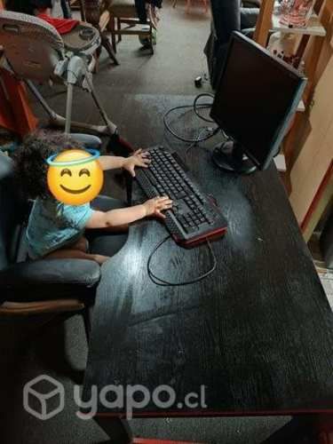 Escritorio + silla + computadora