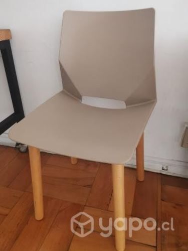 Silla beige patas madera