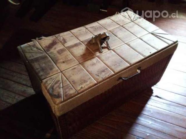 Baul y velador de madera