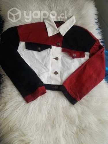 Linda chaqueta con tonos burdeo