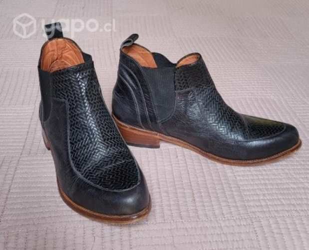 Botín de cuero negro