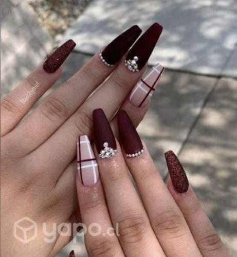 Uñas acrílicas y poligel