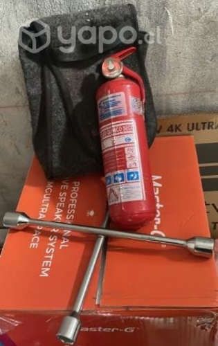Extintor y llave de rueda