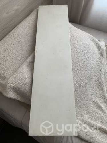 Repisa blanca de madera