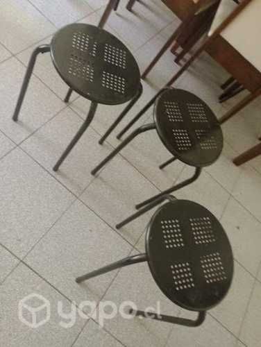 Tres. Pisos metalicos. Negros