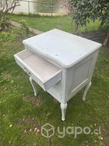 Bella cajonera/velador estilo provenzal