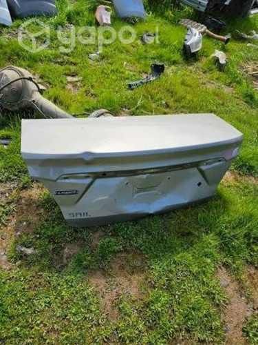 Maleta de chevrolet new sail con detalles