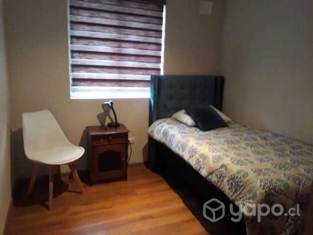 Pieza solo a mujer estudiante