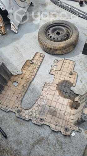 Cubre motor mahindra kuv 100