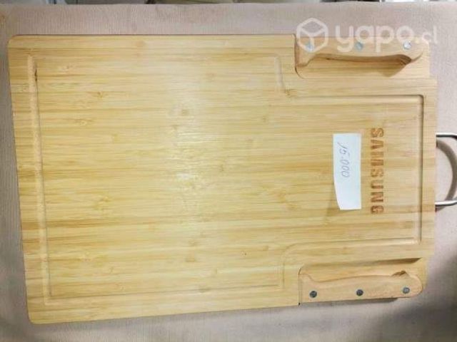 Tabla parrillera con cuchillos