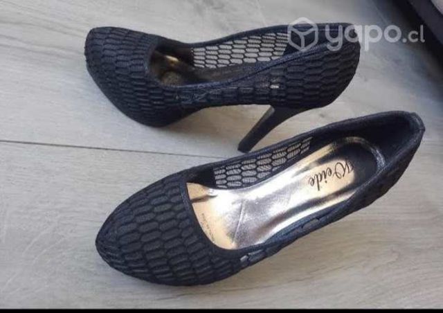 Tacos altos negros traslúcidos. Tacones