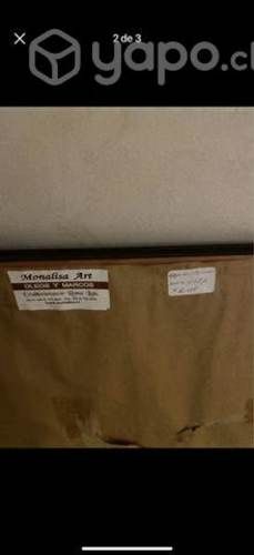 Espejo con marco de madera de tienda