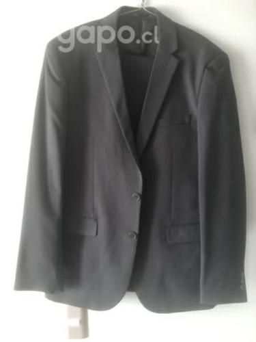 Este terno gris nuevo