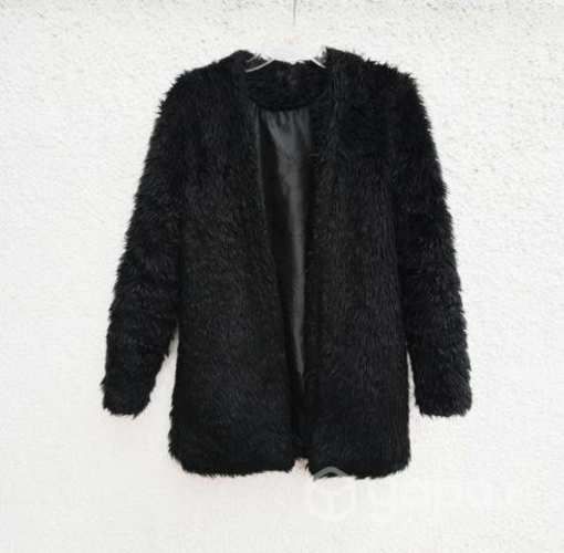Abrigo peludo color negro